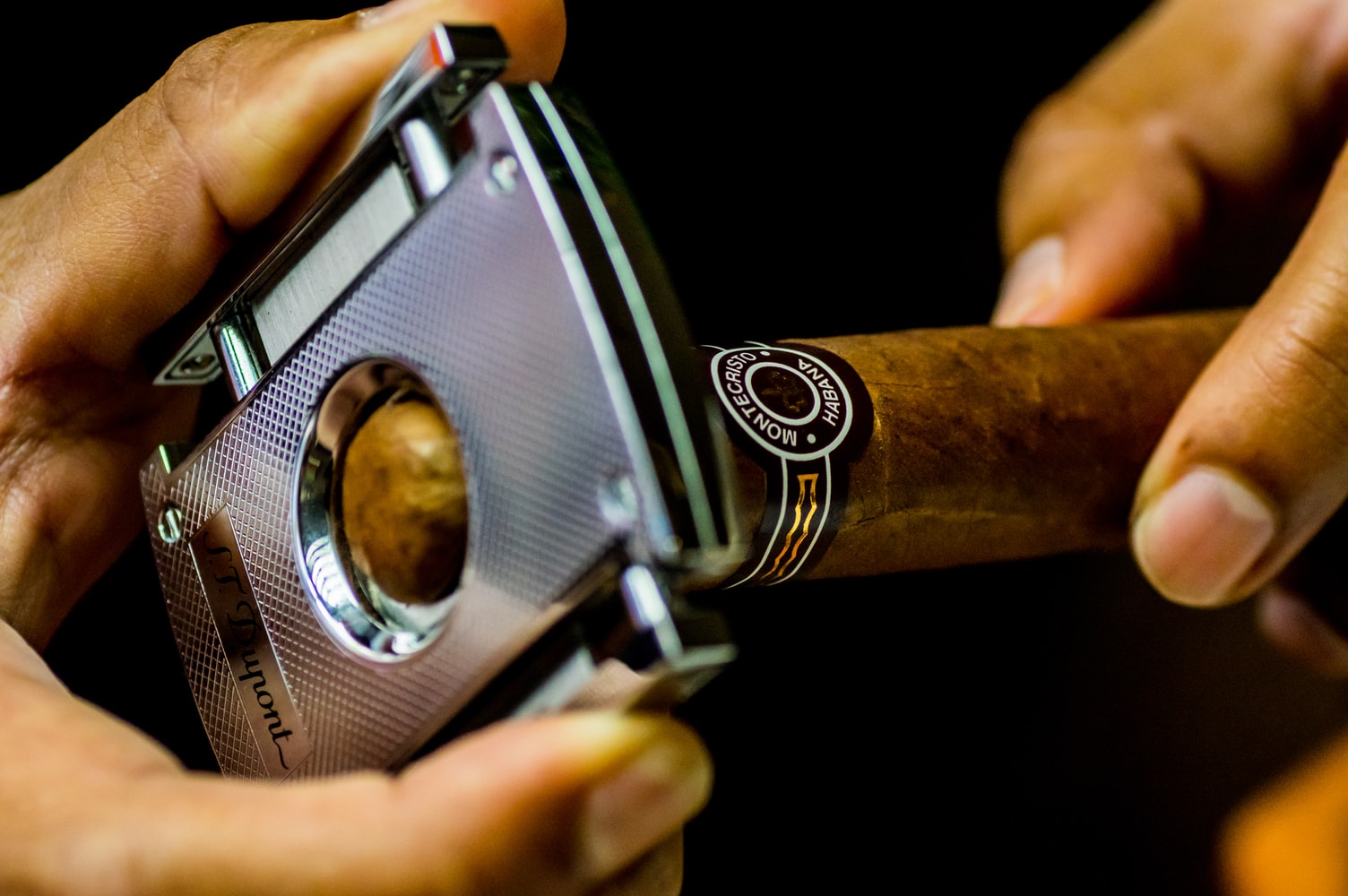 cigar cutter with cigar